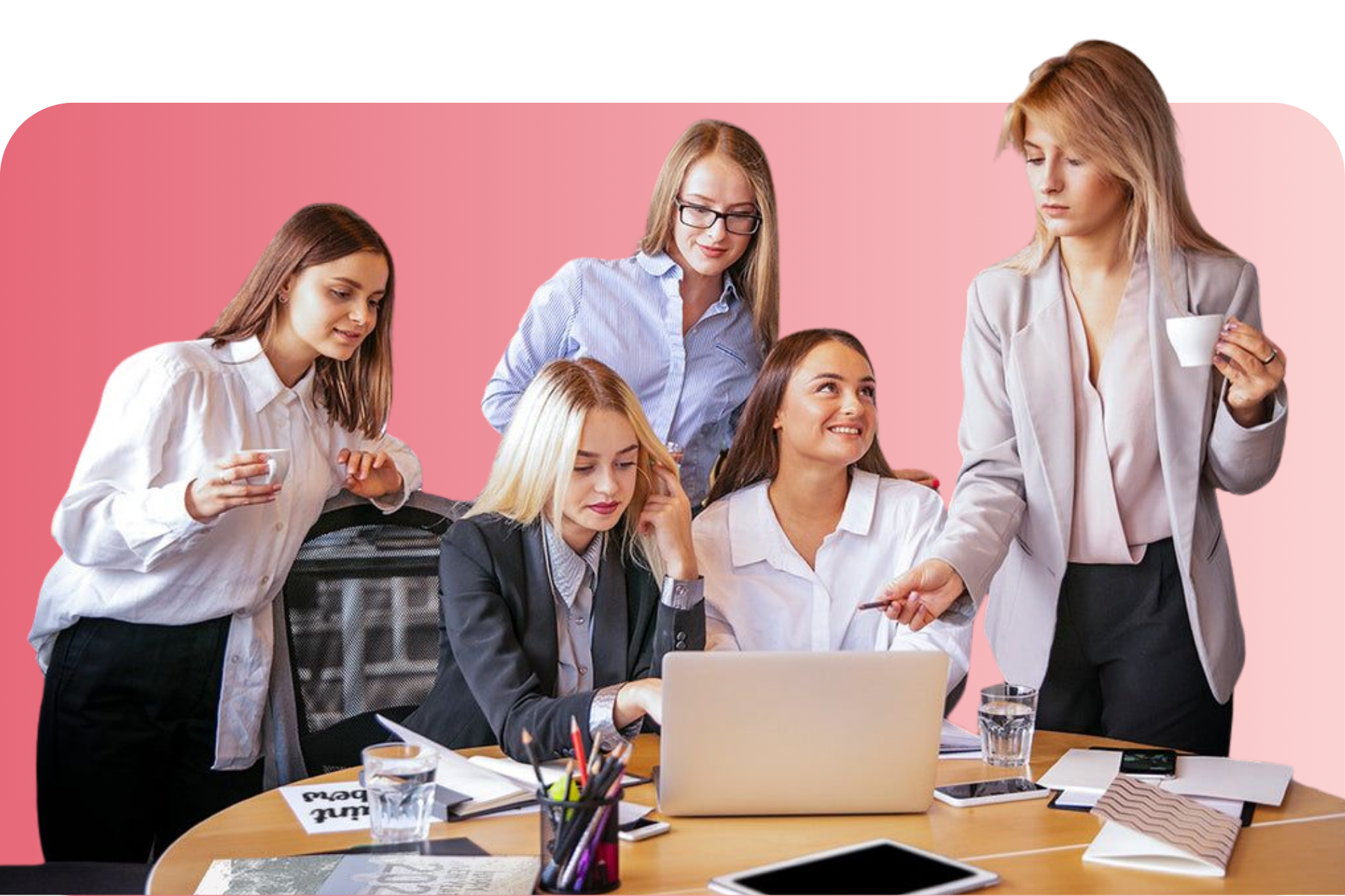 Equipe de mulheres do escritório reunida em volta de um notebook